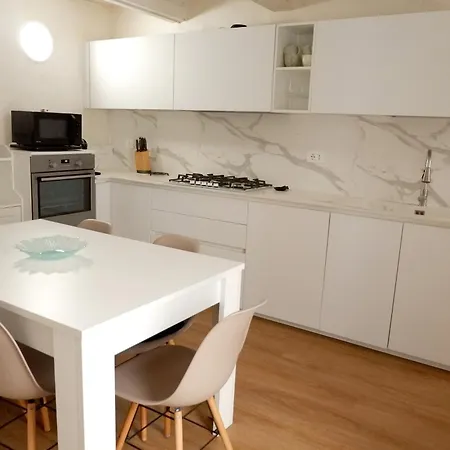 Casa Acquamarina Tra Centro, Mare E Porto بيت للعطل